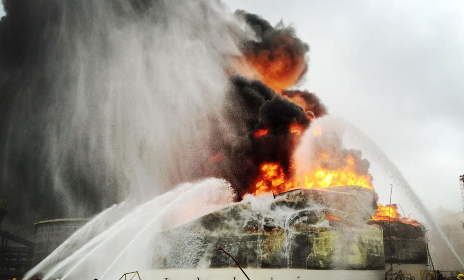 4月7日下午，对最后一个着火的油罐发起总攻扑救。