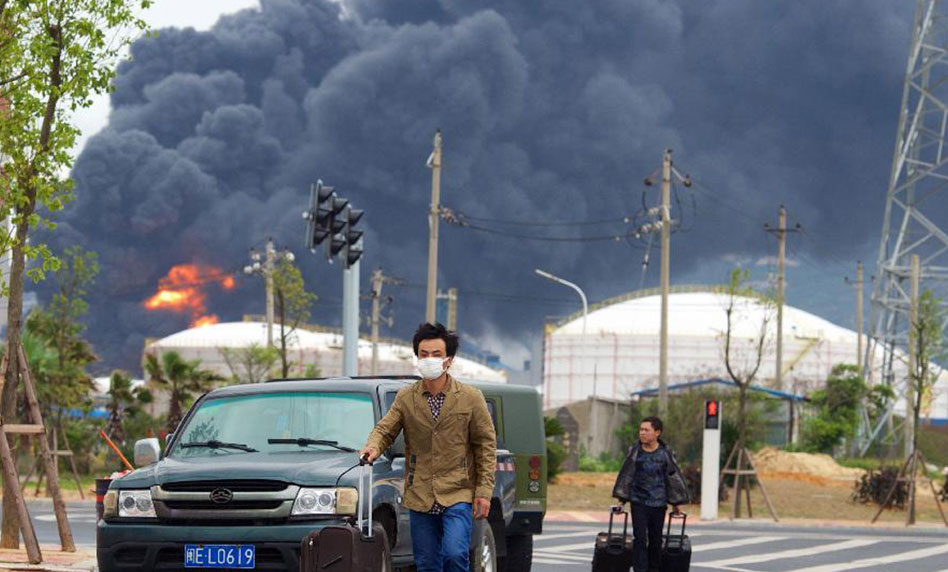 4月8日，漳州古雷PX项目发生爆燃，反复复燃，现场浓烟依旧。
